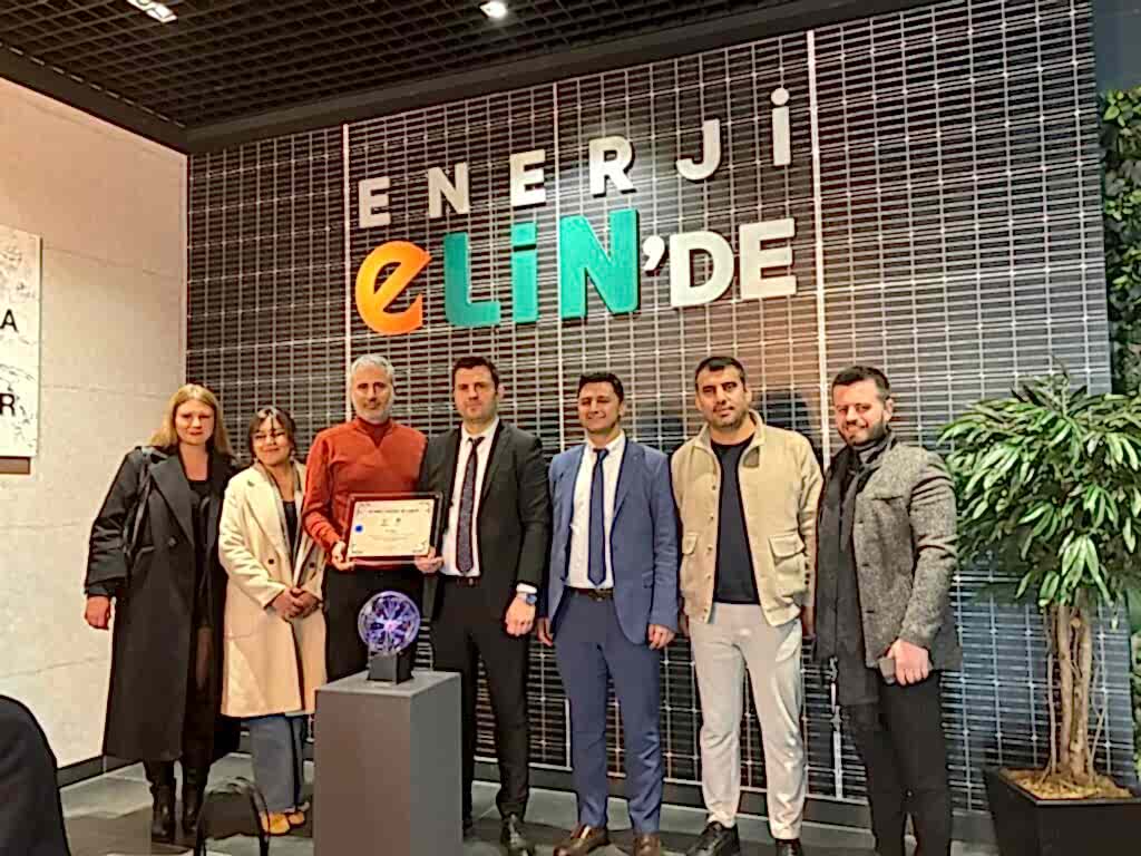 Ekibimizle birlikte sürdürülebilir enerji çözümleri için çalışmaya devam ediyoruz. Güneş enerjisi ve elektrikli araç şarj istasyonları konusundaki projelerimizle geleceğe yön veriyoruz!